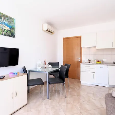 Apartman Fio - *